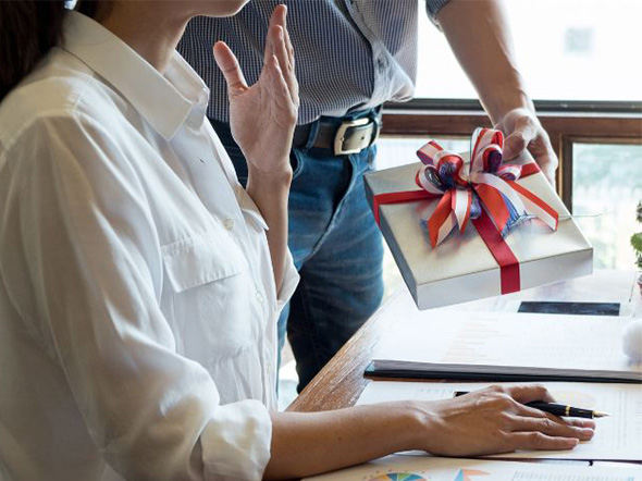 Cadeau Geven Werkgever Aan Werknemer